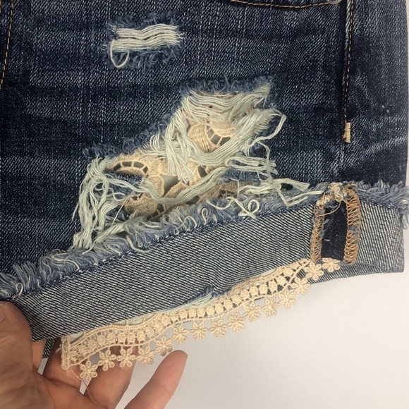 NEW AEO Distressed High Rise Embroidered Festival 100% Cotton Size 2 Jean Shorts - Picture 7 of 16